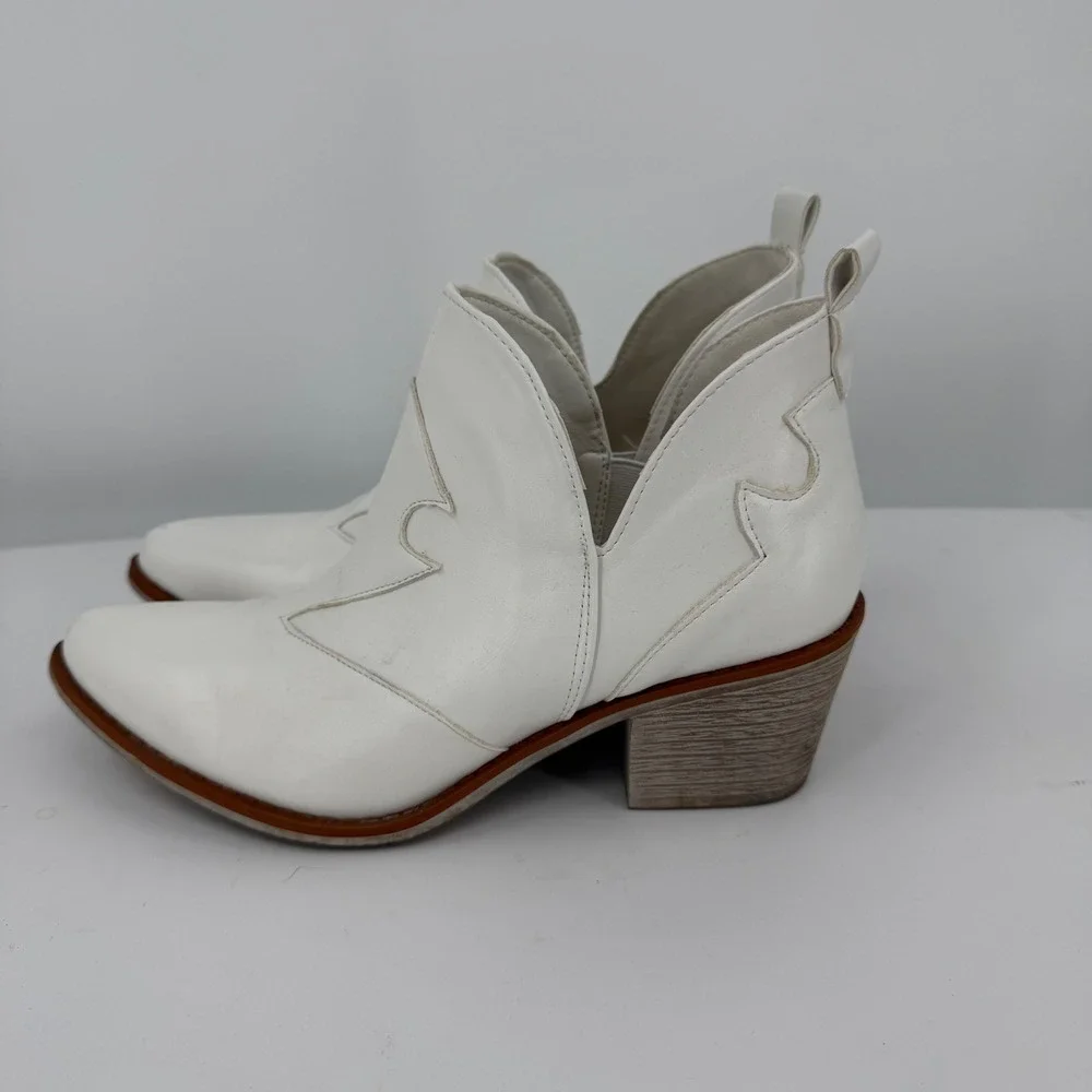 Pierre Dumas Womens White Western V-Cut Pointed Toe Ankle Booties Size 9